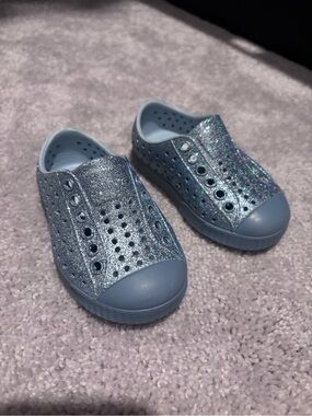 Toddler Girl Glitter Slip-On Native Sneakers in Blue